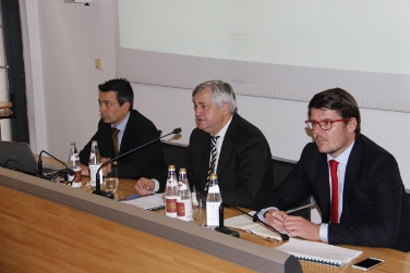 Da sinistra, il direttore di STA Dejaco, l'assessore Mussner e il presidente di STA Ausserdorfer nell'incontro con gli amministratori venostani