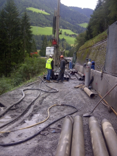 Viene messa in sicurezza SP di Luson. Lavori di consolidamento in corso lungo la carreggiata (Foto: USP/M.Pinzan)