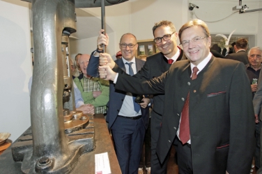 Il Museo della zecca ha aperto le sue porte, i tre Presidenti partecipano al conio della moneta celebrativa dell’Euregio (Foto Land Tirol/FrischaufBild)