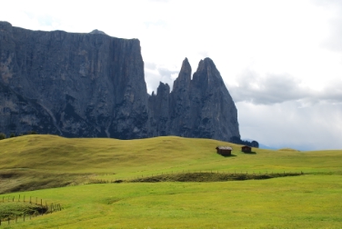 Lo spettacolo dell'Alpe di Siusi con lo Sciliar, che rientra nell'area Natura 2000 (Foto Ufficio parchi naturali)