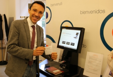 L'assessore Tommasini ha testato la postazione self-check del CML prendendo in prestito DVD in completa autonomia, dopo aver passato la carta dei servizi sotto il lettore di barcode (Foto: USP/SA)