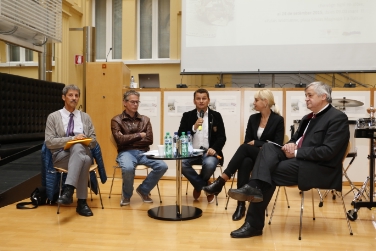 La Giornata della cultura ladina si è conclusa con una discussione. Da sx: Erwin Frenes (RAI Ladinia), Iaco Rigo (Usc di Ladins), il moderatore Diego Clara, Alexia Demez (BLS) e l'assessore Florian Mussner (Foto: USP/rc)