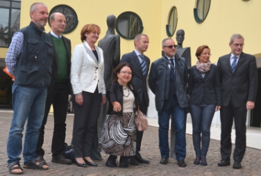 L'assessora Stocker con gli organizzatori della seconda edizione della Fiera del volontariato