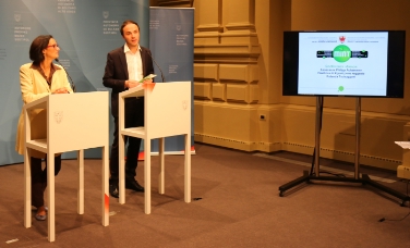 Per dare rilievo al progetto MINT è stato creato un nuovo sito da cui è scaricabile un'app, come ha fatto l'assessore Achammer (FOTO: USP/me)