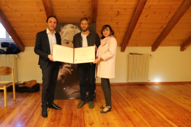 Premio Paul Flora 2015: il giovane artista tirolese Oliver Laric è stato insignito con il riconoscimento dagli assessori provinciali alla cultura Beate Palfrader e Philipp Achammer nell'ambito di una cerimonia a Glorenza (Foto: USP/Alexandra Pan)