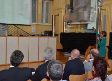 L'assessora Stocker nel corso dell'illustrazione del progetto di riordino del servizio sanitario provinciale
