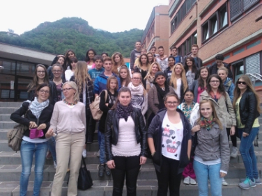 Un gruppo di ragazzi e ragazze che prendono parte allo scambio linguistico