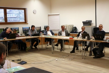 Convegno Piattaforma WISO alal Scuola forestale Latemar (da dx): il presidente WISO Fattori, il dir. Uff. Agreiter, l'assessore Schuler, il dir. Rip. Profanter, il biologo Molinari (Foto: USP/M.Clara)