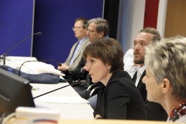 L'assessora Deeg e i relatori alla presentazione dello studio ASTAT (Foto USP/Leiter)