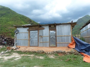 Uno degli alloggi temporanei realizzati in lamiere di metallo nell'est del Nepal (Foto: USP/Cooperazione Sviluppo-Associazione Mantovan)