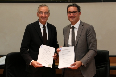Con la firma di un accordo di cooperazione triennale il rettore Märk e il presidente Kompatscher hanno assicurato il mantenimento del corso di diritto italiano all'università di Innsbruck (Foto USP/mb)