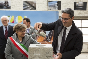 Il presidente Kompatscher e la commissaria pro tempore del Comune di Bolzano, Francesca De Carlini, durante la posa della prima pietra all'ex Alumix (Foto BLS/Pertoll)