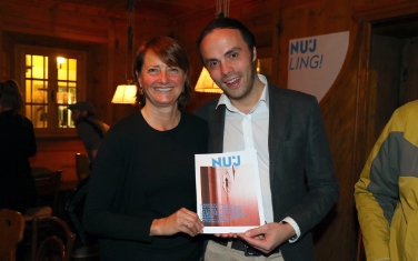 L'assessore Achammer (a dx) assieme a Alexandra Pan dell'Ufficio cultura della Ripartizione Cultura tedesca presentano "Nuj" la nuova rivista culturale sui giovani artisti altoatesini