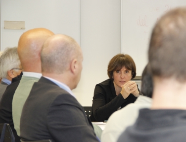 L'assessora Waltraud Deeg durante l'incontro con i sindacati per il rinnovo del contratto collettivo di intercomparto