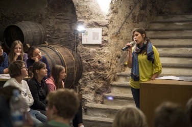 I giovani di Caldaro che hanno partecipato al Poetry slam al Museo del vino