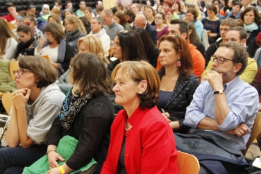 L'assessora Martha Stocker mentre segue i lavori del convegno