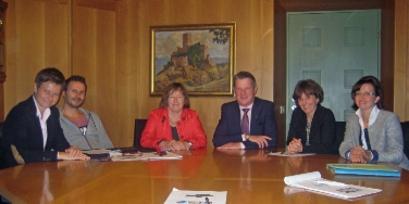 Incontro Provincia-Comuni ad Appiano sul tema banda larga: Carmen Plaseller, Andreas Resch, Getrud Benin, Waltraud Deeg e Sonja Donat.