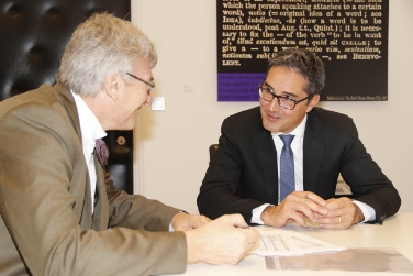 Il presidente Kompatscher e il direttore generale dell'AS Schael hanno siglato il patto di stabilità dell'AS (Foto USP/Mayr)