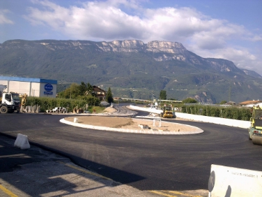 Per favorire il transito del Metrobus Oltradige-Bolzano sono in esecuzione vari interventi all'incrocio fra la statale della Mendola SS42 e la strada provinciale per Ponte Adige e Frangarto SP 18 (FOTO: USP/Uff.TecnicoStradeCentro-Sud)