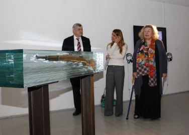 L'assessore Florian Mussner, la curatrice Lisa Trockner e la presidente del Südtiroler Künstlerbund Helga von Aufschnaiter hanno inaugurato la mostra oggi alla Galleria Prisma a Bolzano.