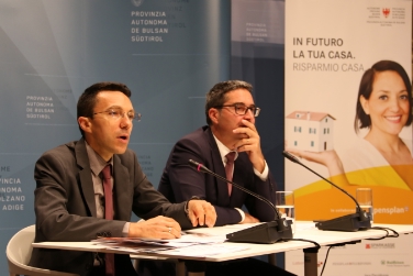 Il presidente Kompatscher e il vice Tommasini hanno presentato il (lusinghiero) bilancio dei primi 100 giorni del Risparmio casa (Foto USP/mb)