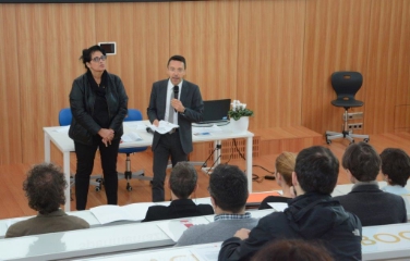 L'assessore Christian Tommasini e l'intendente Nicoletta Minnei nel corso della conferenza stampa su "Plurilinguismo ed apprendimento delle lingue"