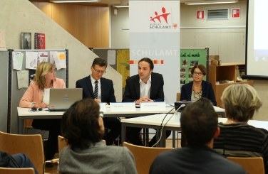 Hanno presentato il progetto l'ispettrice scol. Eva Maria Brunnbauer (sx), l'Intendente scol. Peter Höllrigl (2. da sx), l'assessore Philipp Achammer (2. da dx) e la dirigente scol. Gudrun Verdorfer (dx) (Foto: USP/Ingo Dejaco )