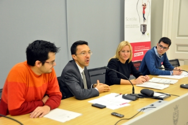 I progetti giovanili regionali Pro_Memoria Auschwitz e Piattaforma delle Resistenze sono stati presentati dagli assessori Tommasini (2°da sx) e Ferrari (3a da dx) a Trento (Foto: Ufficio Stampa Provincia Trento)
