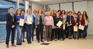 L'assessora Stocker con i 24 partecipanti al corso che hanno ricevuto la certificazione
