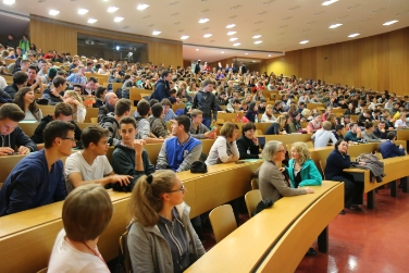 Numerosi studenti hanno preso parte presso la Libera Università di Bolzano, all'iniziativa MINT sulle materie e sulle professioni incentrate su Matematica, Informatica, Scienze naturali e tecnica (Foto: USP/M.Ebert)