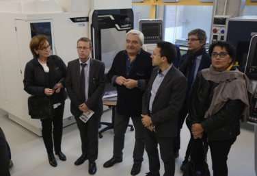 L'assessore Christian Tommasini nel corso del sopralluogo ai nuovi laboratori del Centro di formazione professionale "Einaudi" di Bolzano
