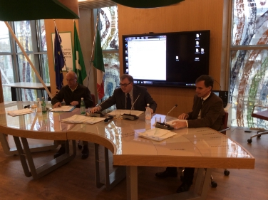 Theiner con l'assessore provinciale trentino Mauro Gilmozzi (al centro) e Dario Furlanetto, direttore del Parco dell'Adamello, durante il dibattito all'EXPO a Milano