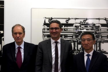 Arno Kompatscher con l'alto funzionario dell'ambasciata cinese, Cao Jianye, e l'ex ambasciatore italiano in Cina, Alberto Bradanini