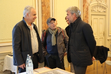 Hanno sottolineato l'importanza della biodiversità. Da sx: l'entomologo Timo Kopf, il pomologo Reinhold Steiner e l'assessore Arnold Schuler (Foto: USP/M.Clara)