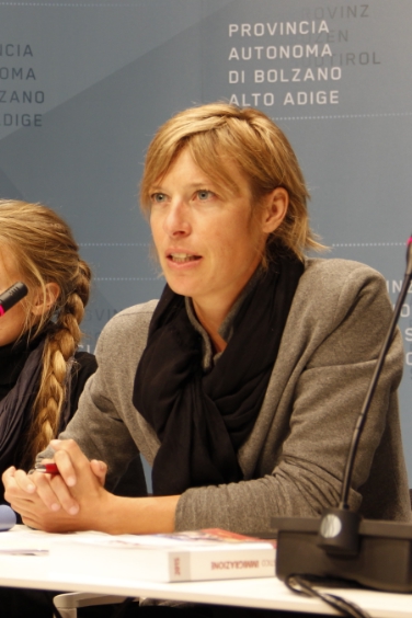Il Dossier Immigrazione 2015 è stato presentato oggi a Palazzo Widmann a Bolzano. Nella foto la direttrice del Dipartimento Vera Nicolussi-Leck - Foto: USP/mb
