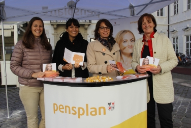 L'assessora provinciale Martha Stocker (1a da dx) allo stand di Pensplan, in via della Mostra a Bolzano oggi 30.10 per l'Equal Pension Day (Foto: USP/R.Mayr)