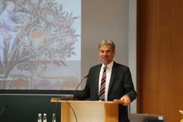 Tutelare la biodiversità: l'assessore all'agricoltura Arnold Schuler durante il suo intervento al convegno sui frutteti a Bressanone