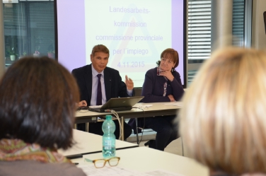 L'assessora Martha Stocker ed il direttore della Ripartizione lavoro, Helmuth Sinn