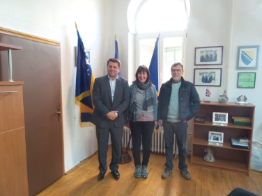 Alexandra Pöder (Provincia) e Maurizio Patat (Associazione Beppe e Rossana Mantovan) con il sindaco di Srebrenica Camil Durakovic (a sinistra)