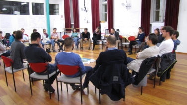 L'assessore Philipp Achammer nel corso dell'incontro con i rappresentanti delle Consulte giovani