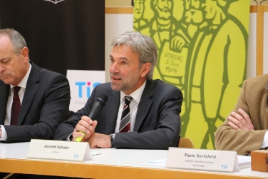 Legno grande risorsa: l'assessore Schuler durante l'evento a Palazzo Widmann (Foto USP/mac)