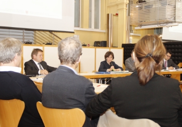 Confronto tra l'assessora Waltraud Deeg e le parti sociali sul progetto Innovazione amministrativa 2018