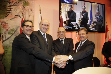 Il commissario Hogan ospite di Kompatscher, Rossi e Platter per i 20 anni della casa comune UE a Bruxelles (Foto: Alexander Louvet)