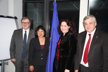 La funzionaria UE, Desiree Oen, fra i tre assessori dell'Euregio Mauro Gilmozzi, Ingrid Felipe e Florian Mussner