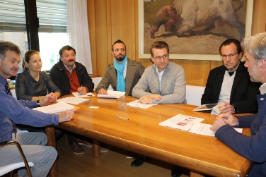 Da sinistra, Oswald Mussner dell'Ufficio vigilanza, Katrin Trafoier, Neuhauser, Buraschi, Ploner e Stricker con l'assessore Schuler (Foto USP/mac)