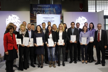 Foto di gruppo dell'assessora Waltraud Deeg con tutte le aziende certificate e ri-certificate dall'Audit famigliaelavoro