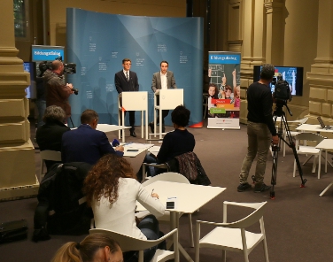 L'assessore Philipp Achammer e l'intendente scolastico Peter Höllrigl nel corso della conferenza stampa