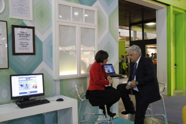 L'assessora Waltraud Deeg in visita presso lo stand dell'informatica alla Fiera d'autunno di Bolzano
