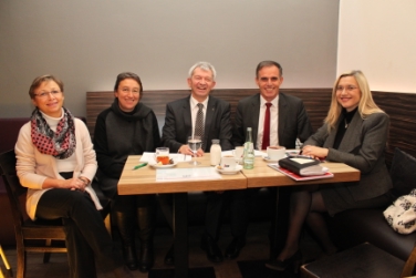 Theiner con la ministra bavarese Huml (a destra) e i rappresentanti dell'Alta Franconia (Foto: Oberfranken Offensiv)