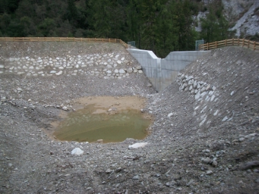 Più sicurezza con la briglia di contenimento nella fossa Stachelgraben a Martello